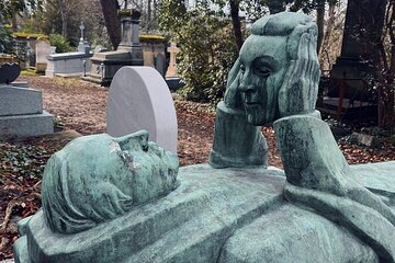 Who Killed Victor ? Inquiry at the Père Lachaise Cemetery