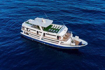 5-Day Galapagos Cruise: Itinerary B (East) aboard Monserrat Yacht