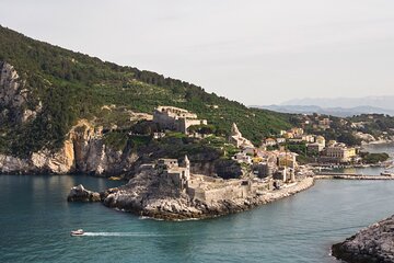 8-hour private boat tour to the Gulf of Poets and Riomaggiore