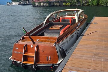 1 hour private tour by wooden boat on Lake Como