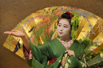 The Art of Geisha: Exclusive Show & Traditional Japanese Game