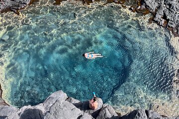 Discover the famous black sand beach+natural pool