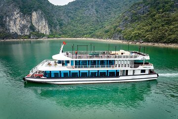 Ha Long Bay Deluxe Trip: 4 Hours Cruise, Cave Discovery and Lunch