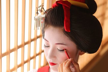 Kyoto: Maiko Makeover and Photoshoot Experience (Women only)