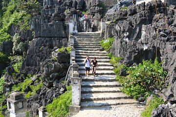 Private 1-Day Tour in Ninh Binh: Mua Caves, Trang An & Hoa Lu 