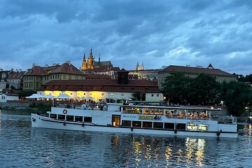 2-hour evening cruise with delicious buffet and live music