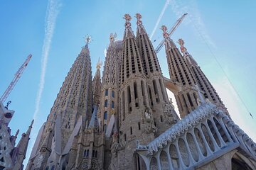 Sagrada Familia Fast Track Guided Tour with Towers Access