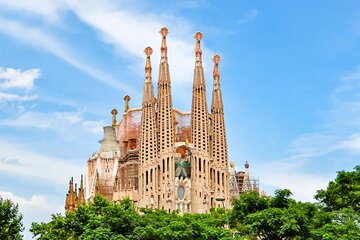 Explore Gaudí’s Masterpiece with Sagrada Familia Guided Tour