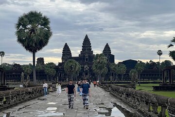 Special Angkor Wat Hiking Day Tour