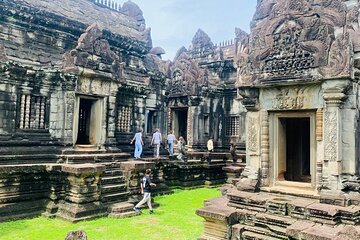 Private Banteay Srei and Roluos Group Temple Tour