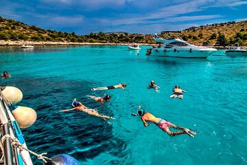 Private Boat Tour with 2 Stops Snorkeling and Wine