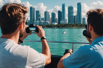 Miami Boat Tour of Celebrity Homes & Miami River Skyline 360 View