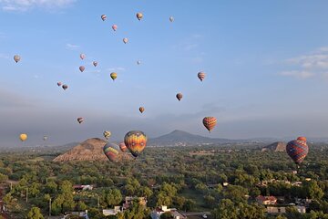 Full-Day Private Tour of Mexico City: Teotihuacan and Xochimilco