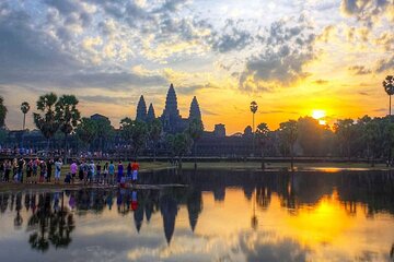  Angkor Temple Sunrise Full-Day Tour (Group Tour by Minivan)