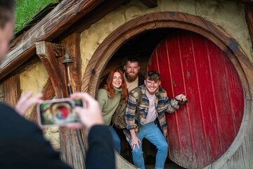 Hobbiton & Rotorua Small Group Tour from Auckland