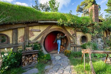 Hobbiton, Waitomo, Rotorua & Taupo 2-Day Tour from Auckland 