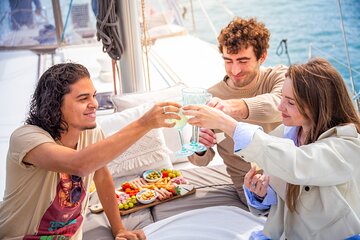 Barcelona : 2 hours Sailing tour with snacks and drinks