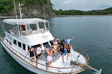 Private Boat Tour with Free Food and Drinks and Snorkeling