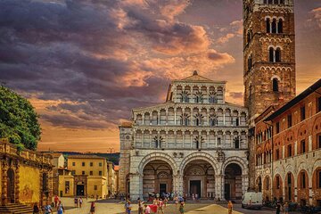 Lucca Walking Tour with Audio and Written Guide by a Local