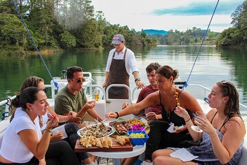 Guatape private day trip & Lunch o the lake (culinary experience)