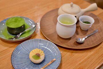 Traditional Japanese Sencha Tea Brewing Lesson with Sweets