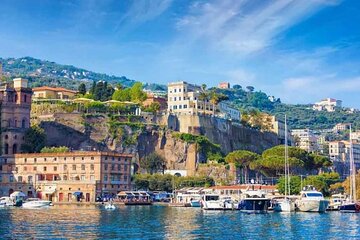 Private Tour: Discover Pompeii and Sorrento with Tailor-Made Pickup