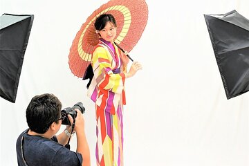 Tokyo: Asakusa temple photo shooting tour wearing kimono