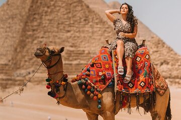Giza Pyramids ,Egyptian Museum and Bazaar Private Tour with female tour guide