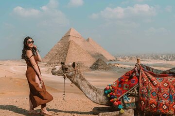 Private guided tour Giza Pyramids Sphinx Photographer with Camera