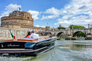 La Dolce Vita: Private Luxury Boat Ride in the Eternal City
