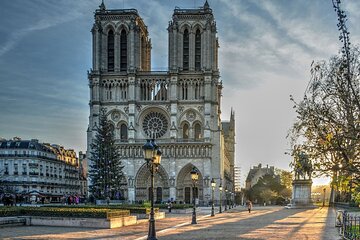 Notre Dame Cathedral Outdoor Guided Walking Tour