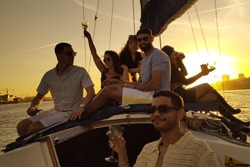 Porto: Private tour on vintage sailboat with sunset option