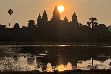 Small-Group Explore Angkor Wat Sunrise Tour with Guide 
