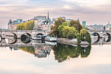 Paris Historic Islands Walk: Seine, Notre Dame & Louvre Views