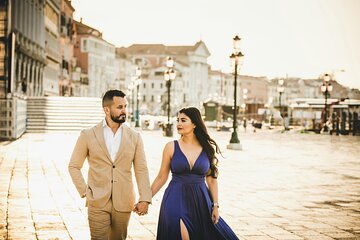 Eternal Love: Romantic Couple Photoshoot in the Heart of Venice