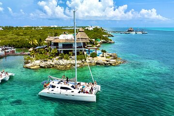 8Hr Shared Catamaran: Isla Mujeres, Snorkeling & Premium Open Bar