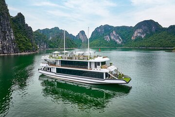 Hanoi : Halong Bay Day Cruise- Buffet Lunch and Limousine Service