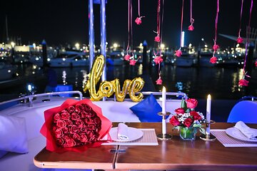 2 Hour Romantic Dinner on a Luxury Yacht in Dubai