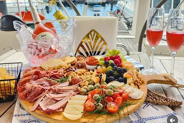 Porto: Wine and cheese tasting on a sailboat on the Douro River 