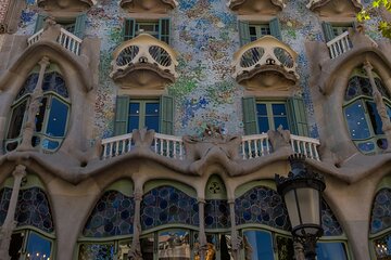 Iconic Elegance at Casa Batlló Photoshoot