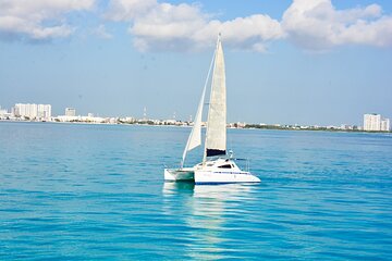 Isla Mujeres Catamaran from Cancun with Open bar and lunch