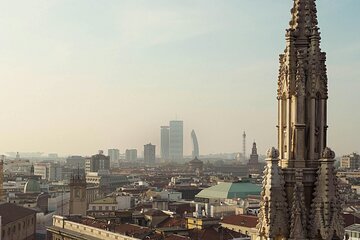Evening tour of Milan and aperitif under the stars 