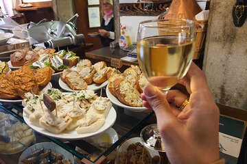 Venice Traditional Eateries Food Crawl and Guided Tour by Simona