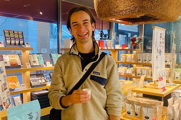 Nishiki Market Walking Food Tour with Local guide