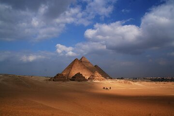 Your VIP Giza Tour: Pyramids, Camels & Authentic Egyptian food