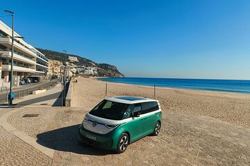Stylish Electric ID Buzz Trip from Lisbon to Sesimbra with Lunch