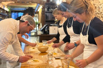 Florence: Pasta & Tiramisu Cooking Class with Unlimited Wine