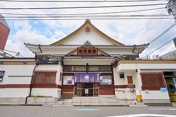 Tokyo's Only Tattoo Friendly traditional bathhouse + Ramen Tour!