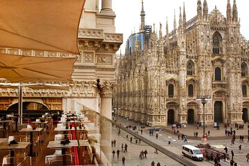 Milan: Duomo tickets and Italian Aperitif with Duomo View 