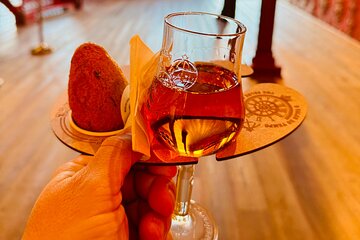 Gaia and Porto Walking Tour with Wine Tasting